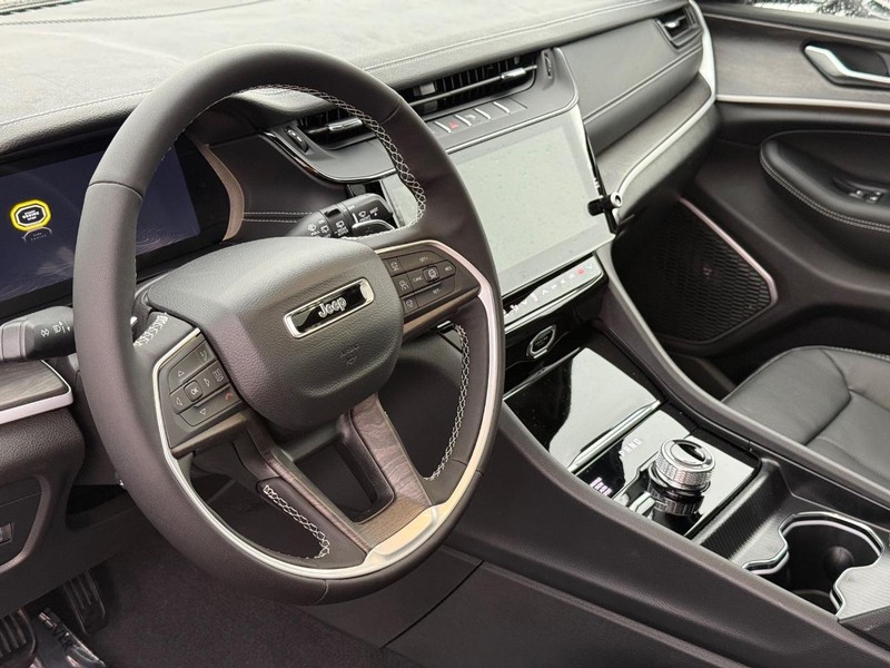 Jeep Grand Cherokee Vehicle Full-screen Gallery Image 21