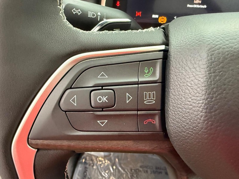 Jeep Grand Cherokee Vehicle Full-screen Gallery Image 22