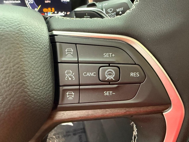 Jeep Grand Cherokee Vehicle Full-screen Gallery Image 23