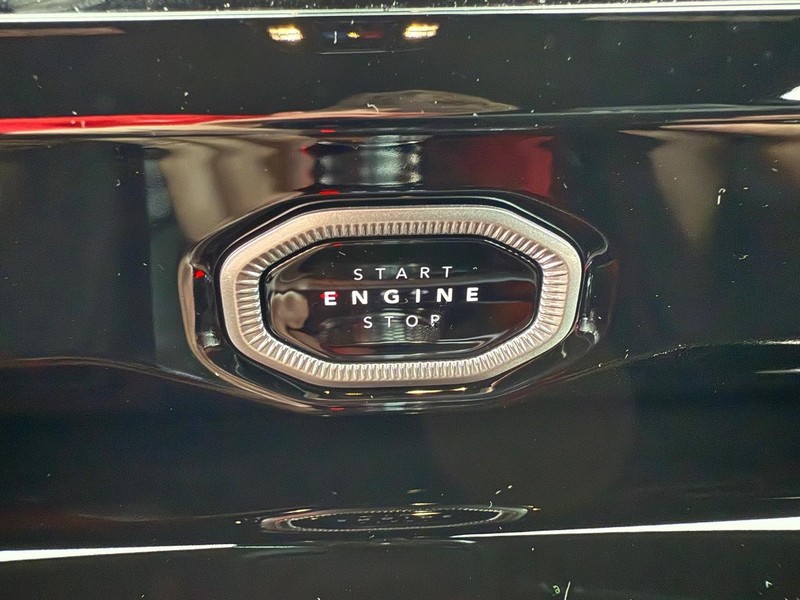 Jeep Grand Cherokee Vehicle Full-screen Gallery Image 24