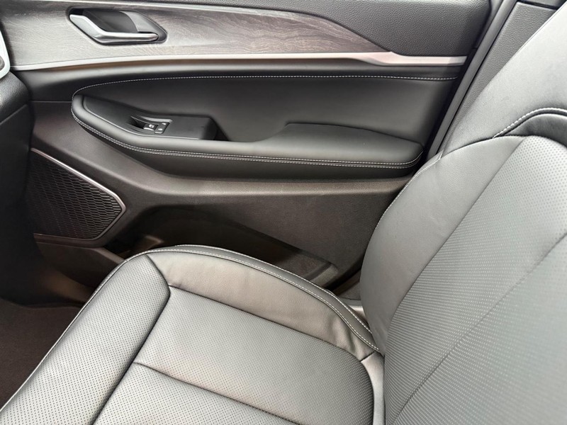 Jeep Grand Cherokee Vehicle Full-screen Gallery Image 28