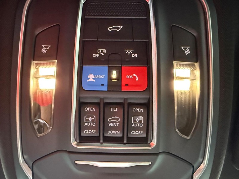 Jeep Grand Cherokee Vehicle Full-screen Gallery Image 29