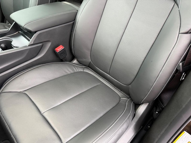 Jeep Grand Cherokee Vehicle Full-screen Gallery Image 32