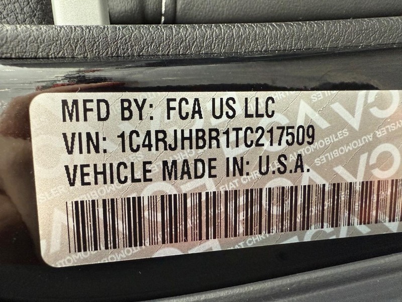 Jeep Grand Cherokee Vehicle Full-screen Gallery Image 33