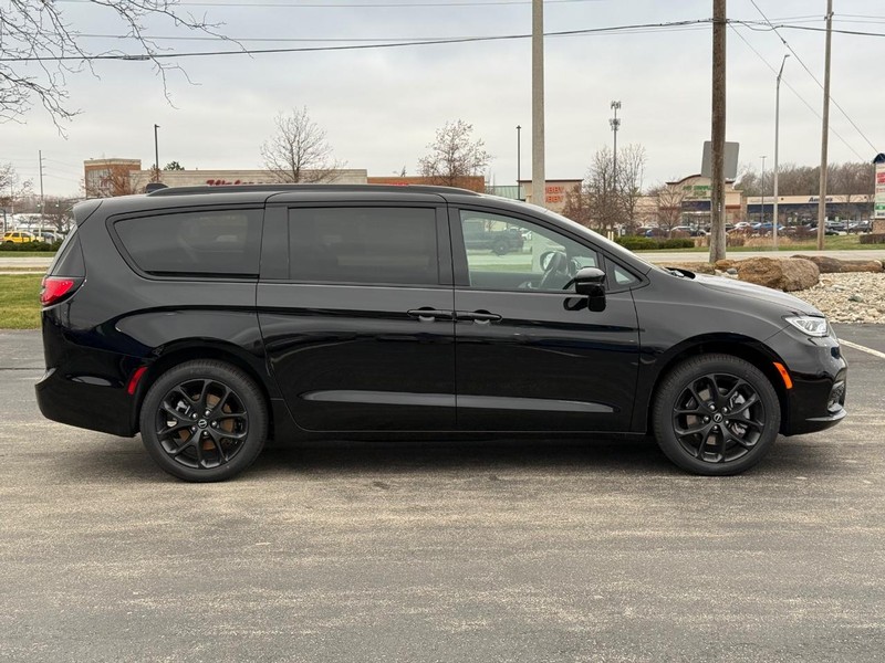 Chrysler Pacifica Vehicle Full-screen Gallery Image 2