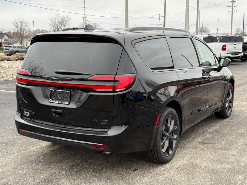 Chrysler Pacifica Vehicle Full-screen Gallery Image 3