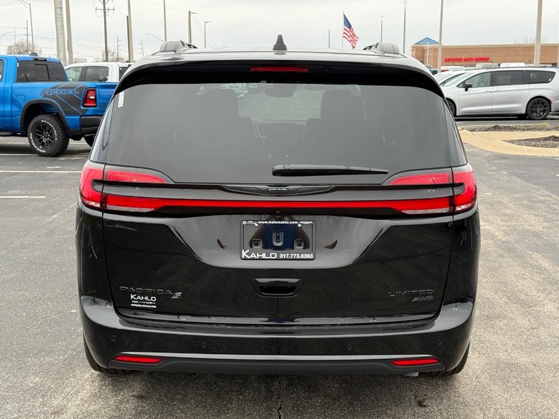 Chrysler Pacifica Vehicle Full-screen Gallery Image 4