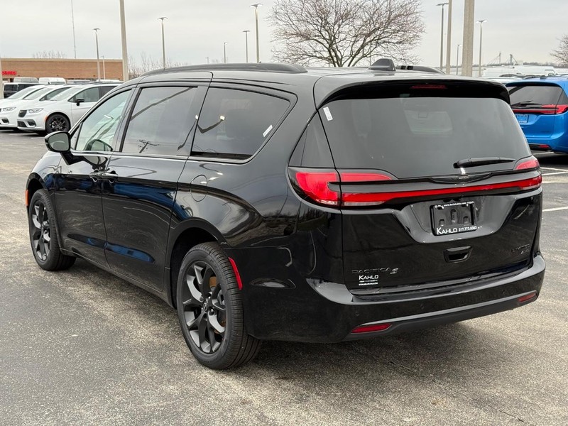 Chrysler Pacifica Vehicle Full-screen Gallery Image 5