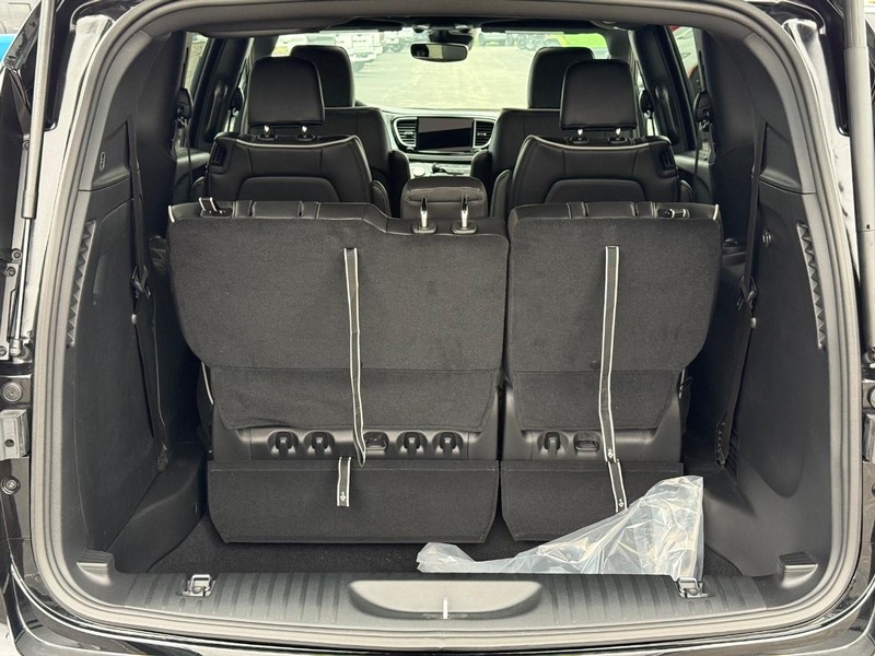 Chrysler Pacifica Vehicle Full-screen Gallery Image 7