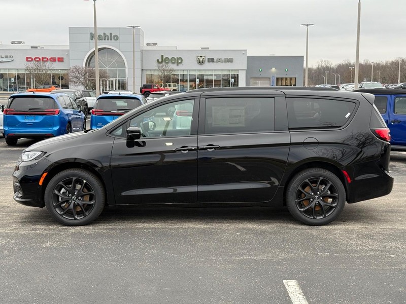 Chrysler Pacifica Vehicle Full-screen Gallery Image 9