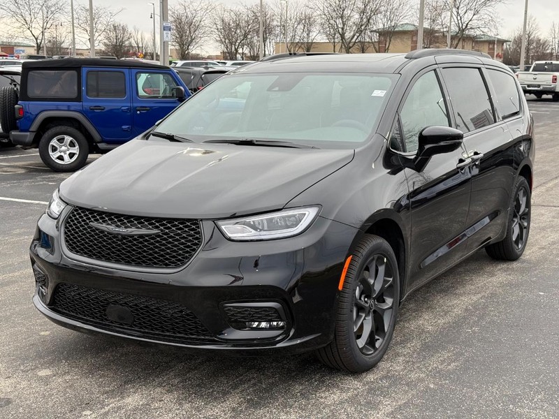 Chrysler Pacifica Vehicle Full-screen Gallery Image 10