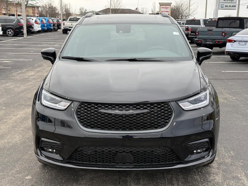 Chrysler Pacifica Vehicle Full-screen Gallery Image 11