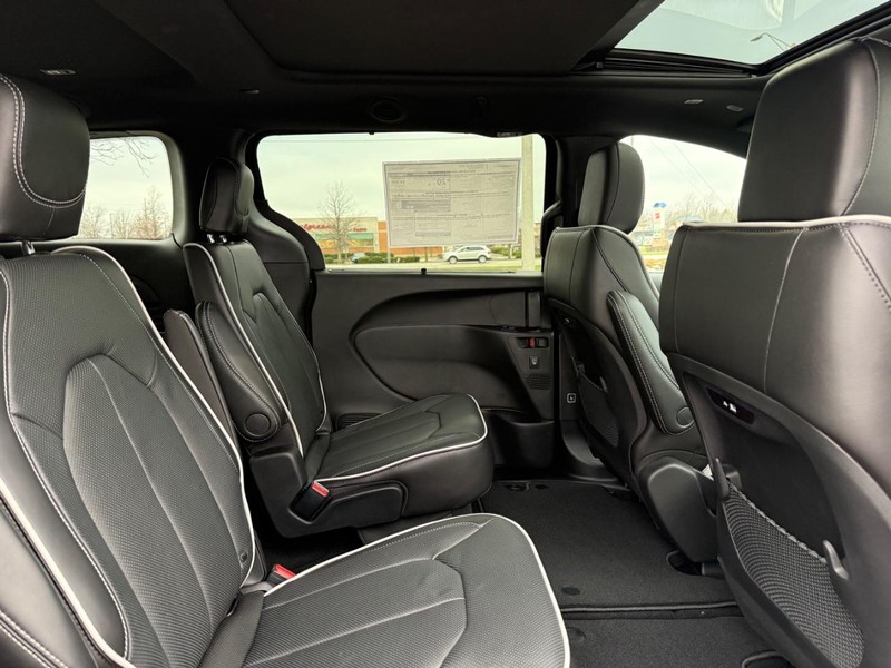 Chrysler Pacifica Vehicle Full-screen Gallery Image 12