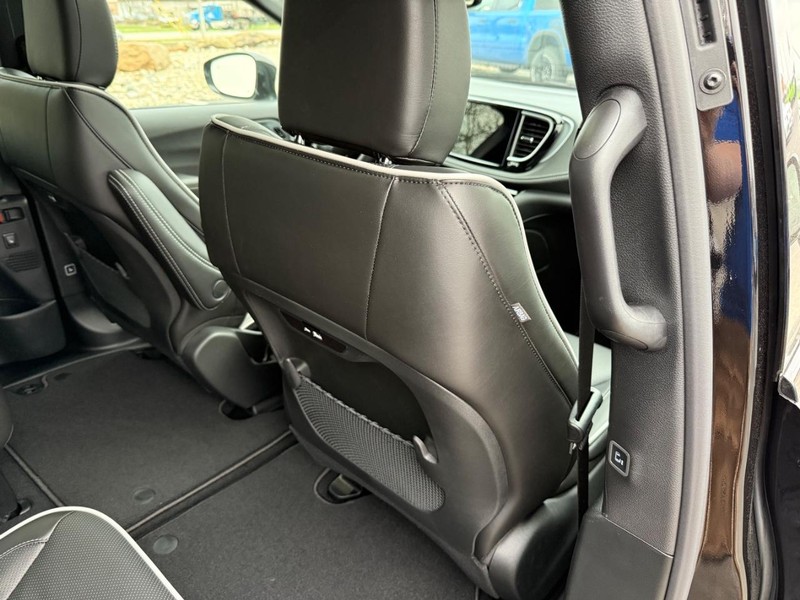 Chrysler Pacifica Vehicle Full-screen Gallery Image 13