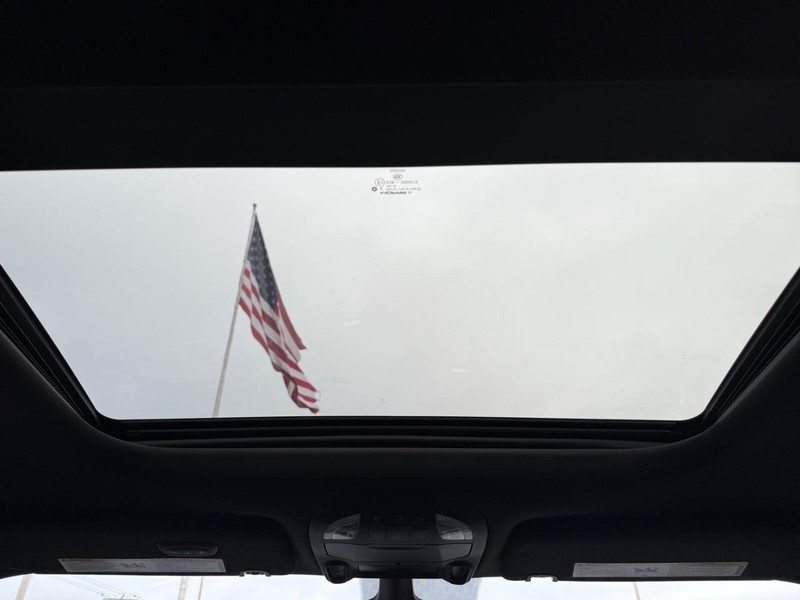 Chrysler Pacifica Vehicle Full-screen Gallery Image 15