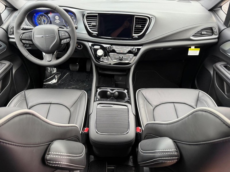 Chrysler Pacifica Vehicle Full-screen Gallery Image 16