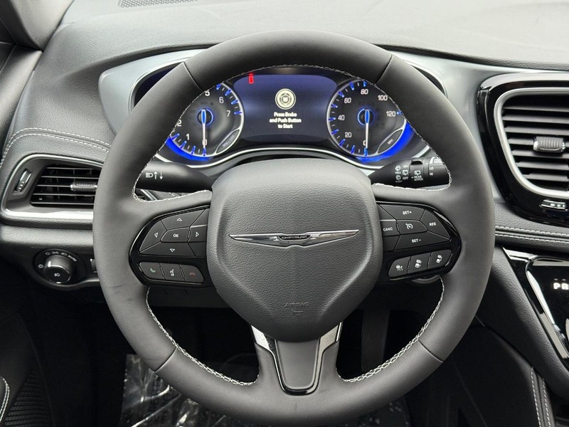 Chrysler Pacifica Vehicle Full-screen Gallery Image 17