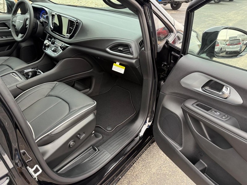 Chrysler Pacifica Vehicle Full-screen Gallery Image 18