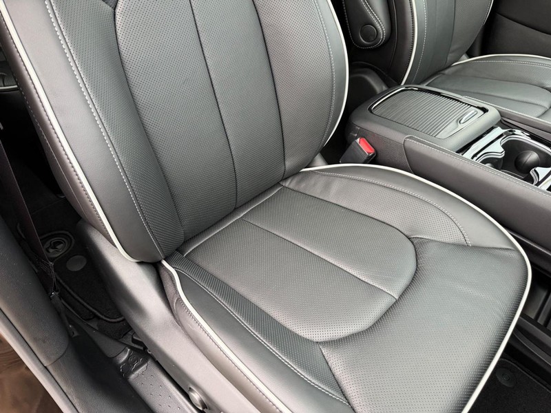 Chrysler Pacifica Vehicle Full-screen Gallery Image 19