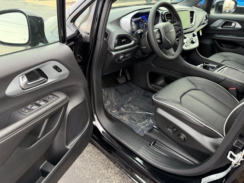 Chrysler Pacifica Vehicle Full-screen Gallery Image 20