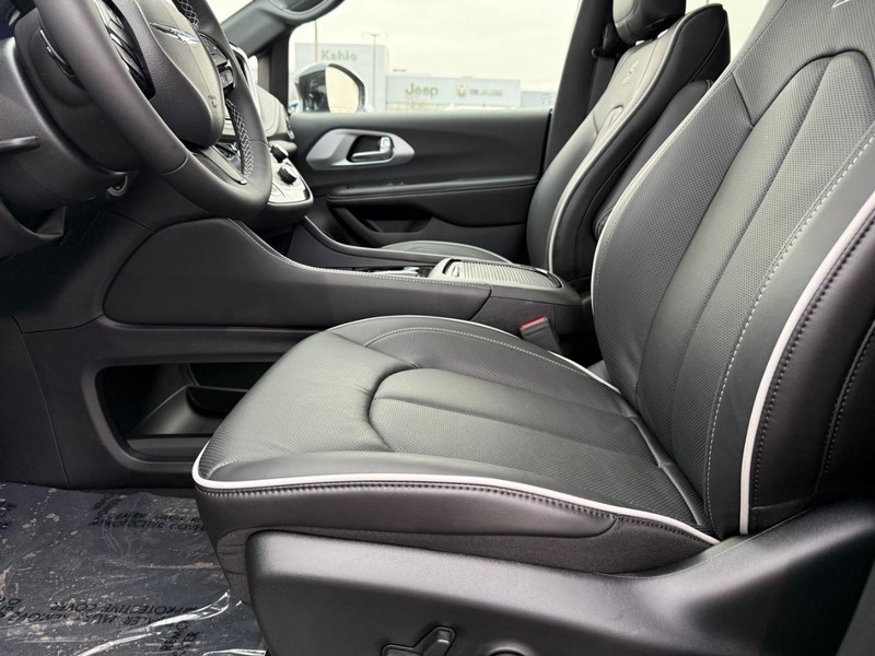 Chrysler Pacifica Vehicle Full-screen Gallery Image 21