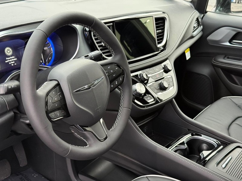 Chrysler Pacifica Vehicle Full-screen Gallery Image 22