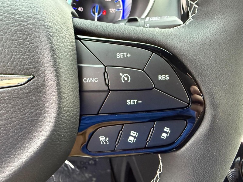 Chrysler Pacifica Vehicle Full-screen Gallery Image 24