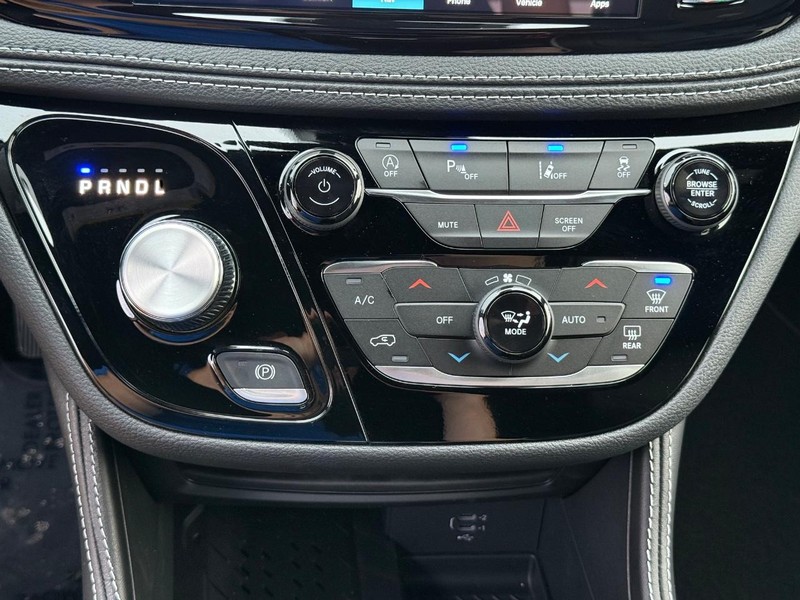 Chrysler Pacifica Vehicle Full-screen Gallery Image 28