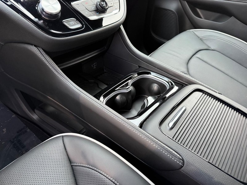 Chrysler Pacifica Vehicle Full-screen Gallery Image 29