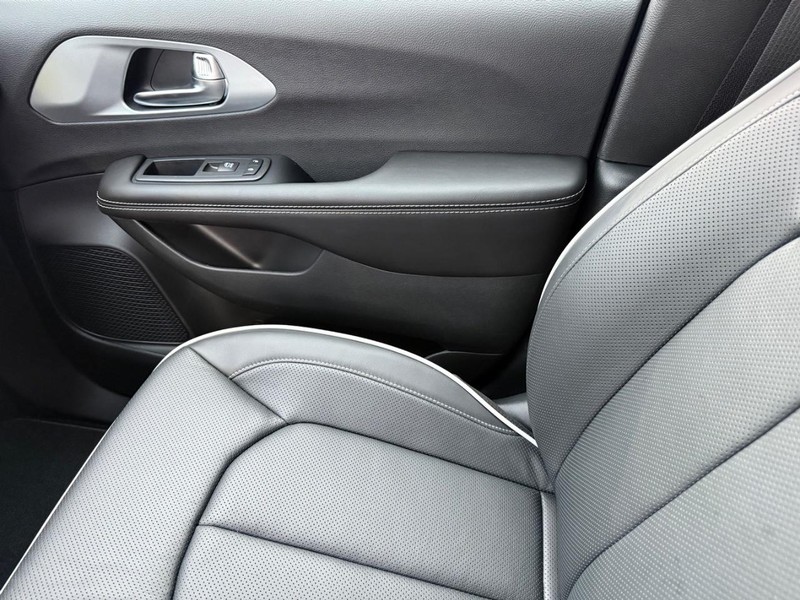 Chrysler Pacifica Vehicle Full-screen Gallery Image 30