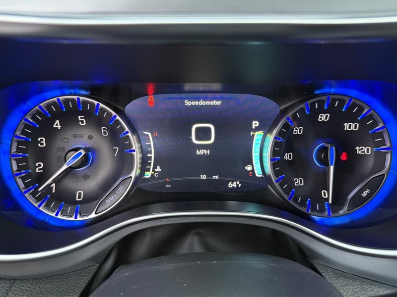 Chrysler Pacifica Vehicle Full-screen Gallery Image 31