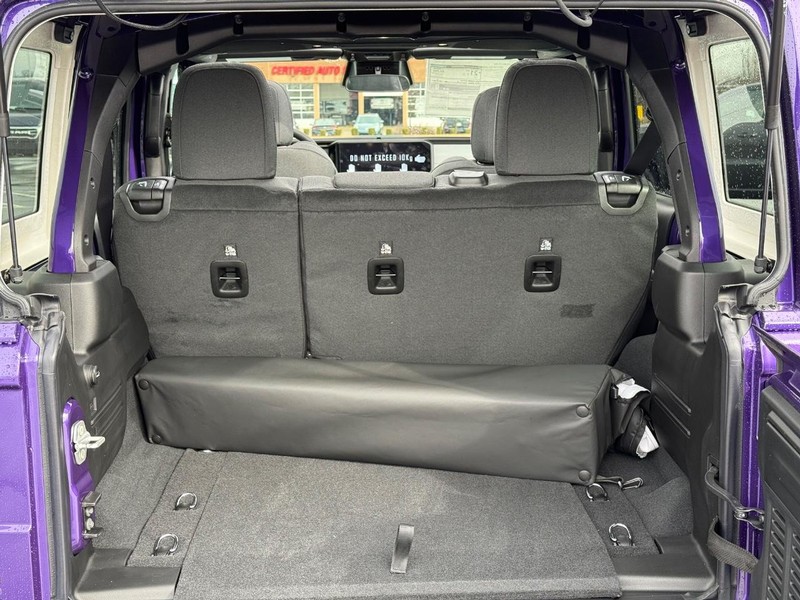 Jeep Wrangler Vehicle Full-screen Gallery Image 7