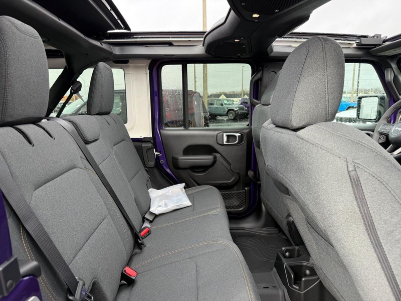 Jeep Wrangler Vehicle Full-screen Gallery Image 11