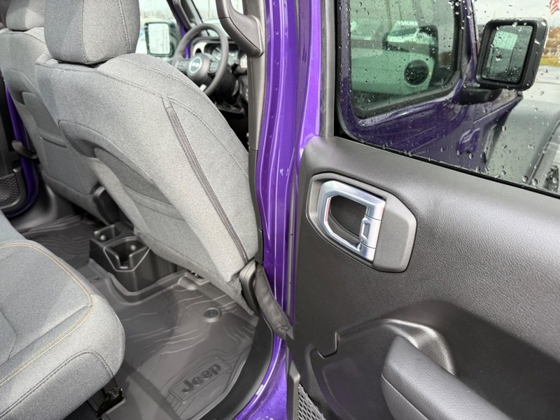 Jeep Wrangler Vehicle Full-screen Gallery Image 12