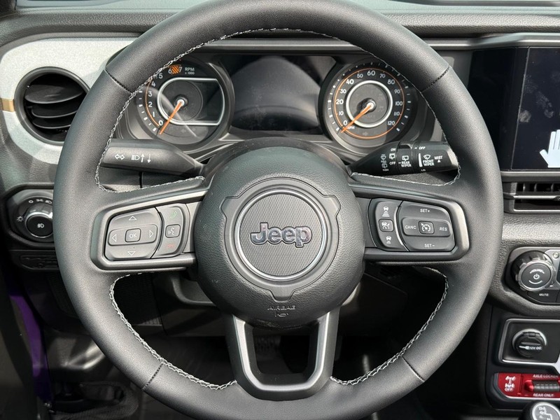 Jeep Wrangler Vehicle Full-screen Gallery Image 15