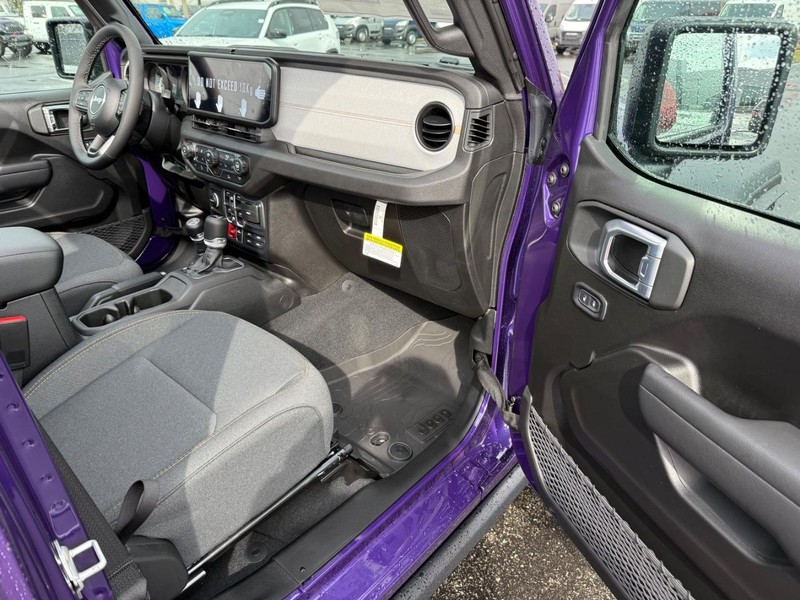 Jeep Wrangler Vehicle Full-screen Gallery Image 16