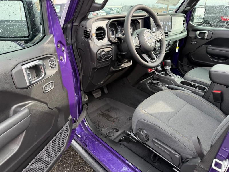 Jeep Wrangler Vehicle Full-screen Gallery Image 18