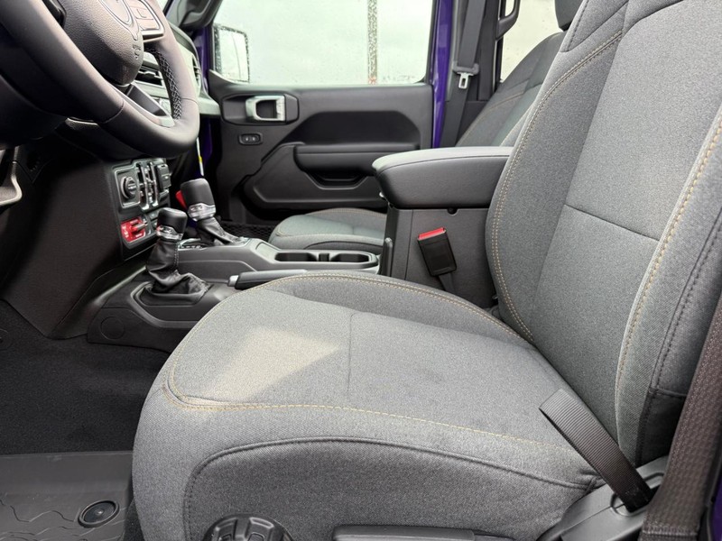 Jeep Wrangler Vehicle Full-screen Gallery Image 19