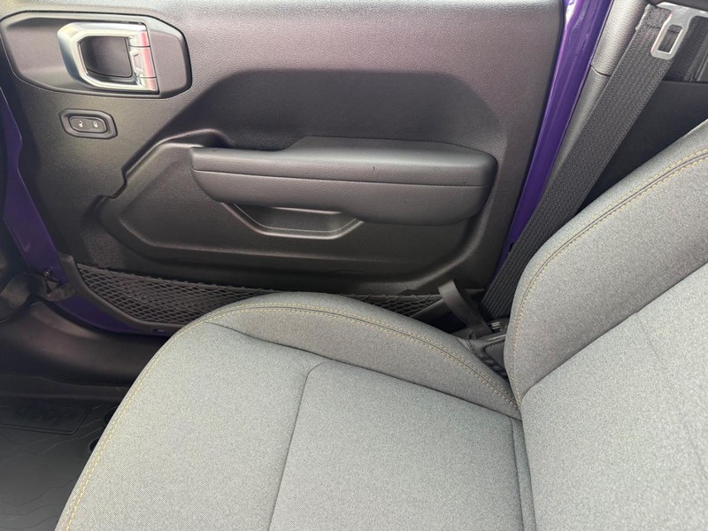 Jeep Wrangler Vehicle Full-screen Gallery Image 29