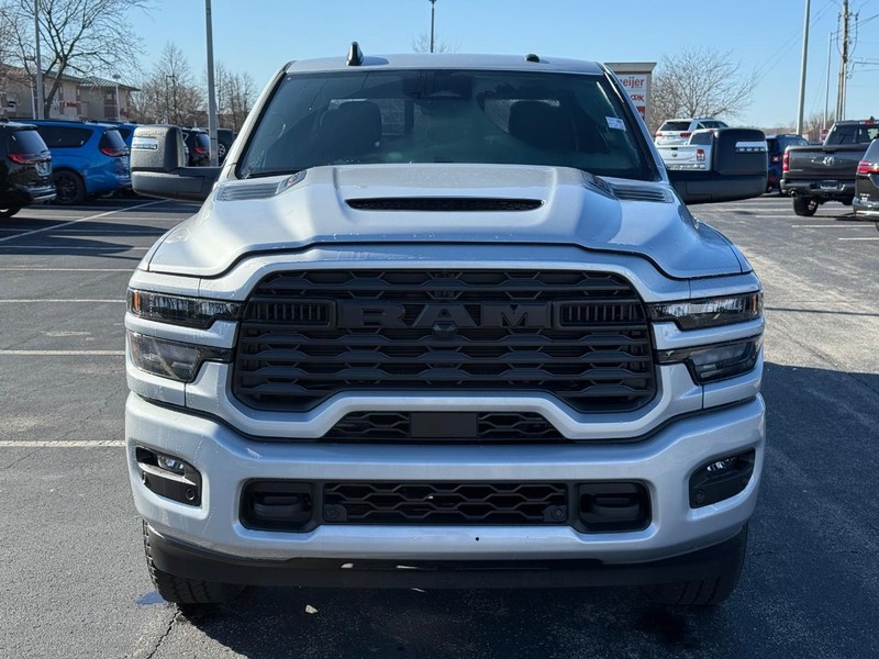 Ram 2500 Vehicle Full-screen Gallery Image 9