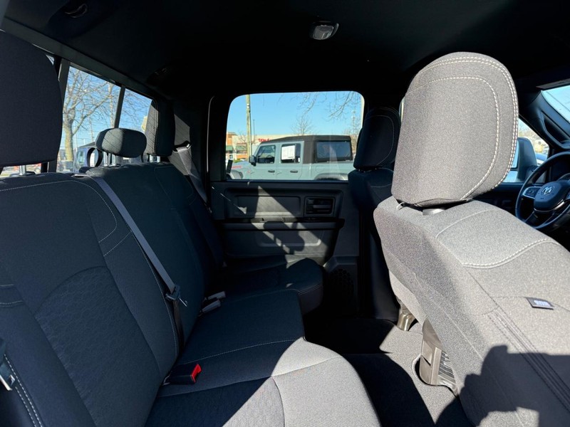 Ram 2500 Vehicle Full-screen Gallery Image 10