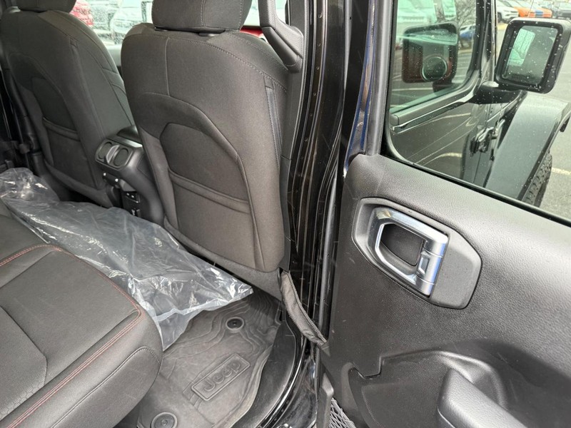 Jeep Gladiator Vehicle Full-screen Gallery Image 12