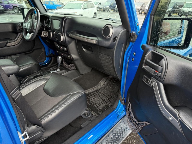 Jeep Wrangler Unlimited Vehicle Full-screen Gallery Image 15