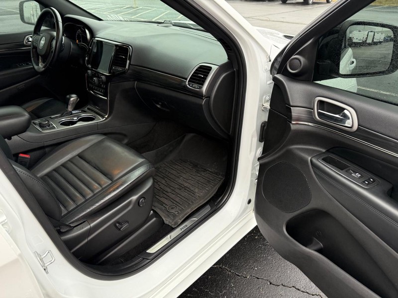 Jeep Grand Cherokee Vehicle Full-screen Gallery Image 17