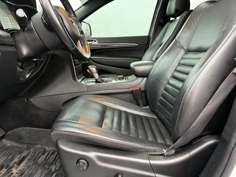 Jeep Grand Cherokee Vehicle Full-screen Gallery Image 20