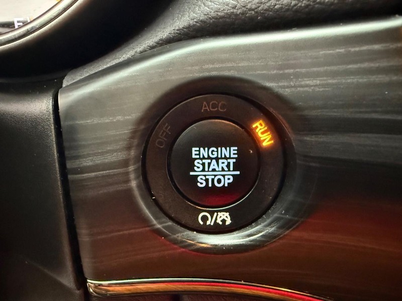 Jeep Grand Cherokee Vehicle Full-screen Gallery Image 24