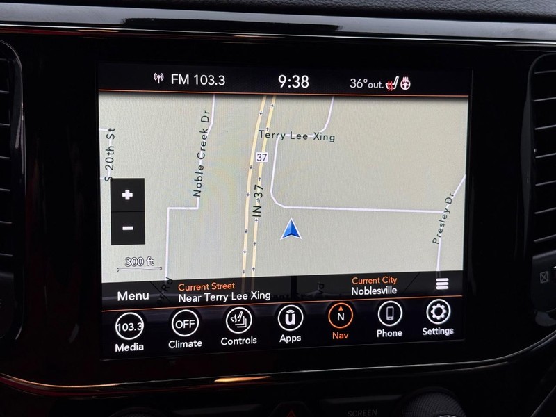 Jeep Grand Cherokee Vehicle Full-screen Gallery Image 26