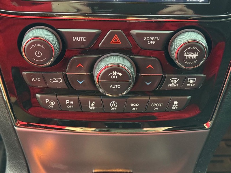 Jeep Grand Cherokee Vehicle Full-screen Gallery Image 28