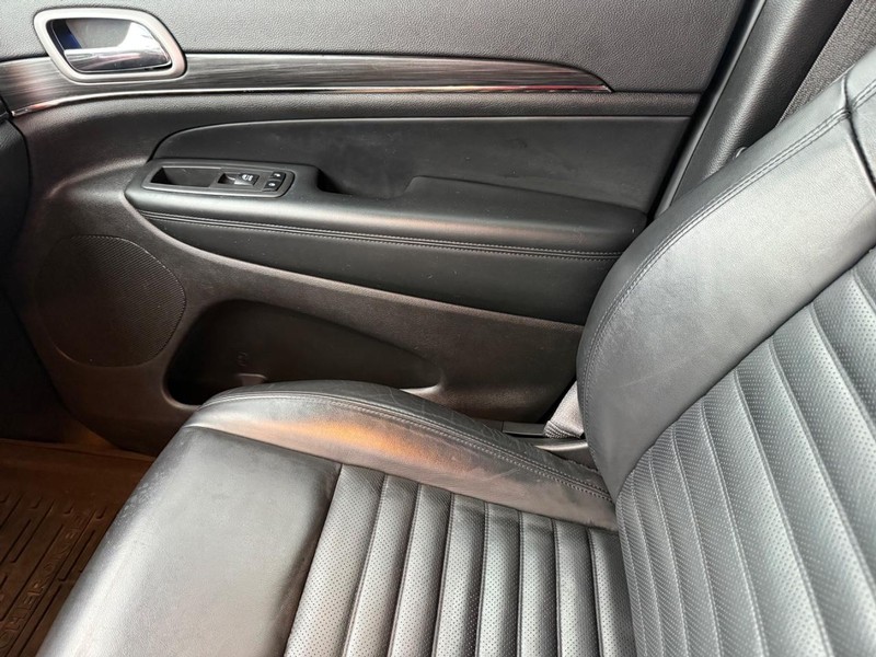 Jeep Grand Cherokee Vehicle Full-screen Gallery Image 30