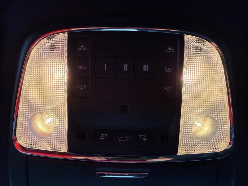 Jeep Grand Cherokee Vehicle Full-screen Gallery Image 31